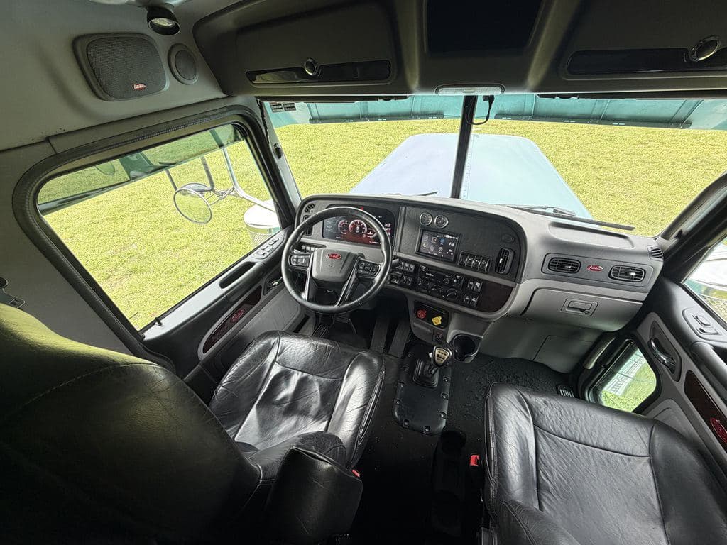 Used 2024 PETERBILT 389 image 17