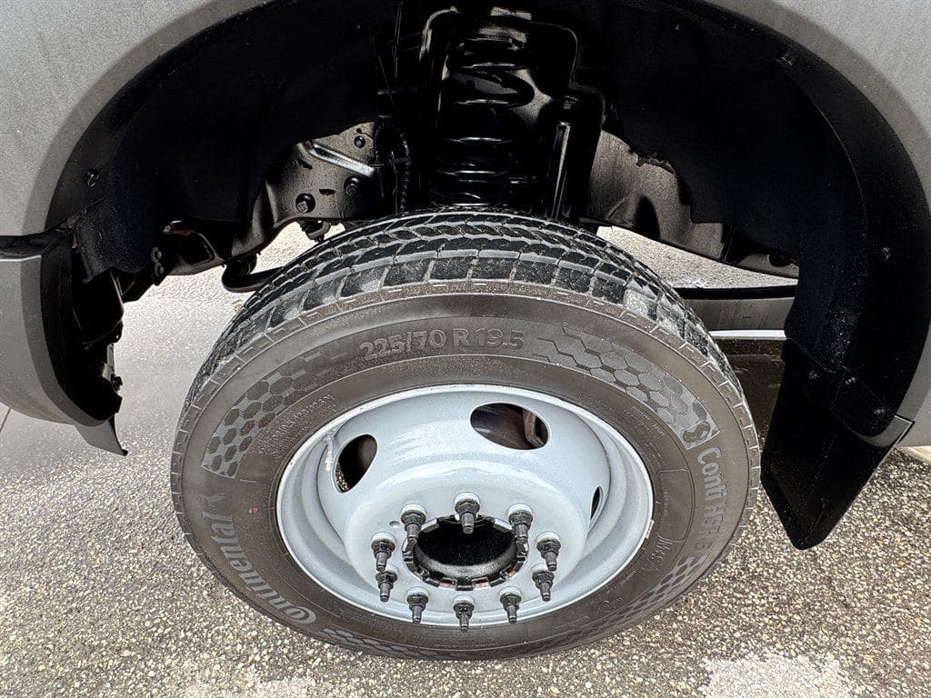 2017 Ford F550 image 37