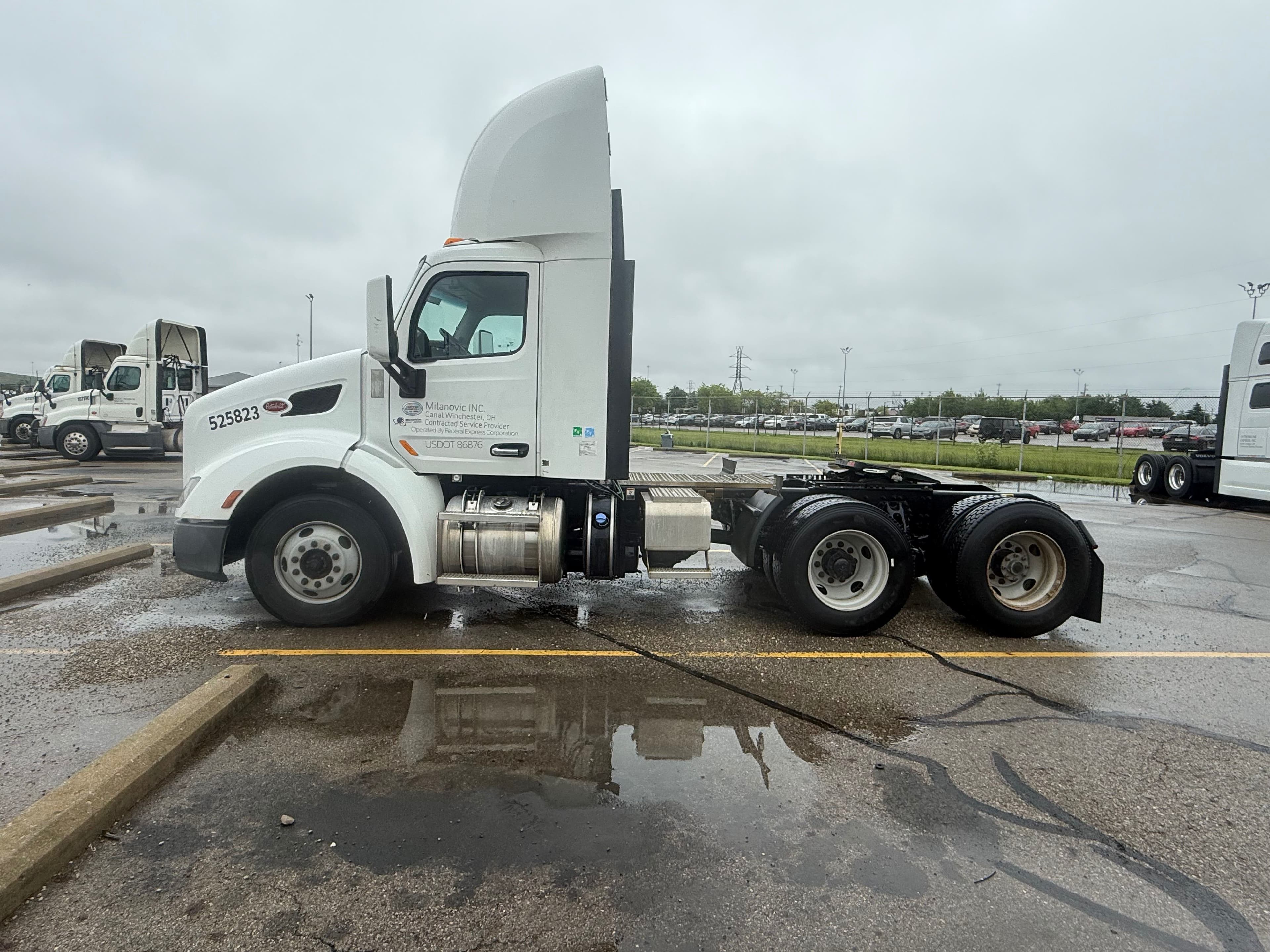 2021 Peterbilt 579 image 2