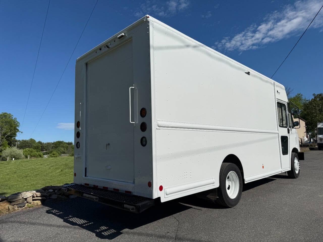 2019 Ford Stripped Chassis image 6