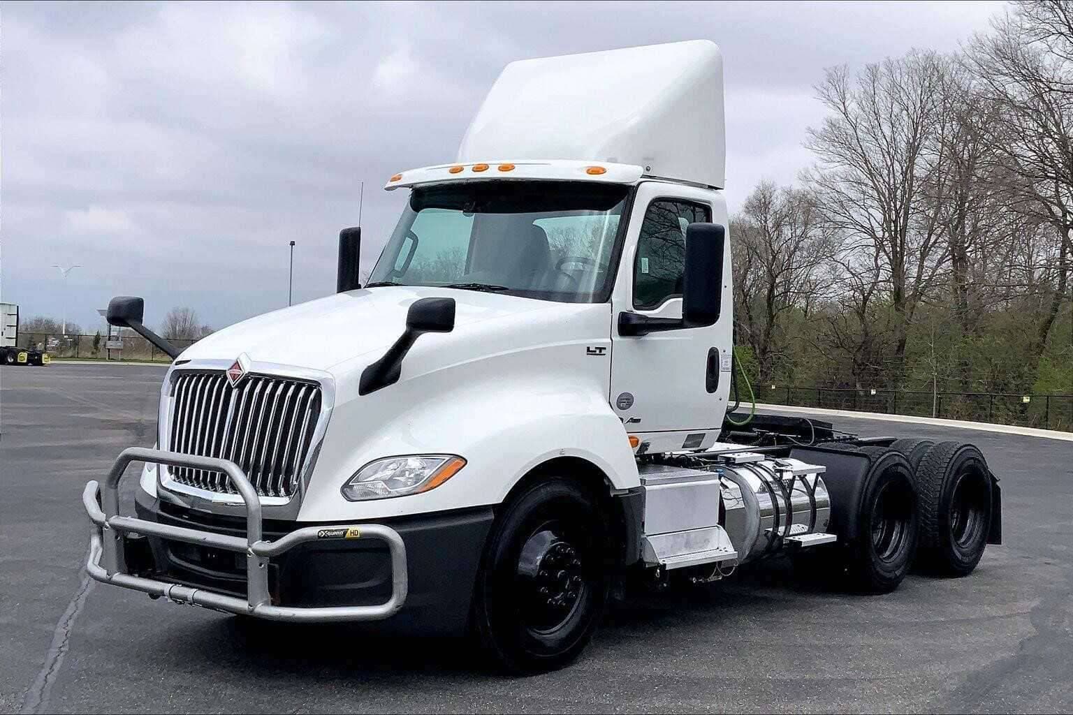 2019 International LT625 image 3