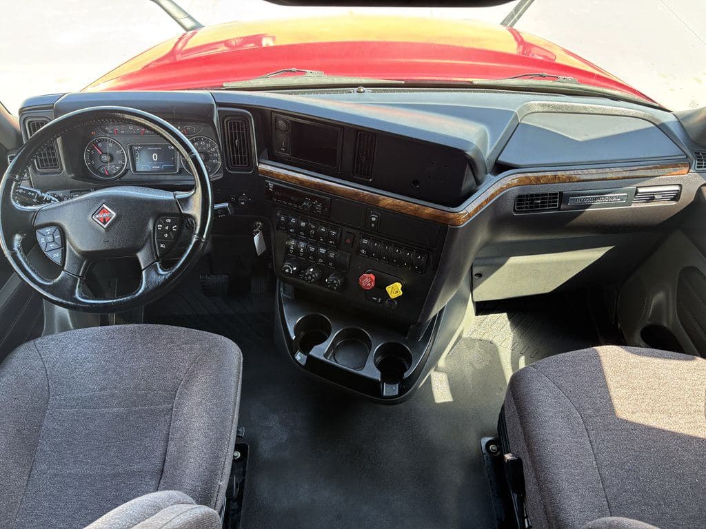 Used 2021 INTERNATIONAL LT625 image 3