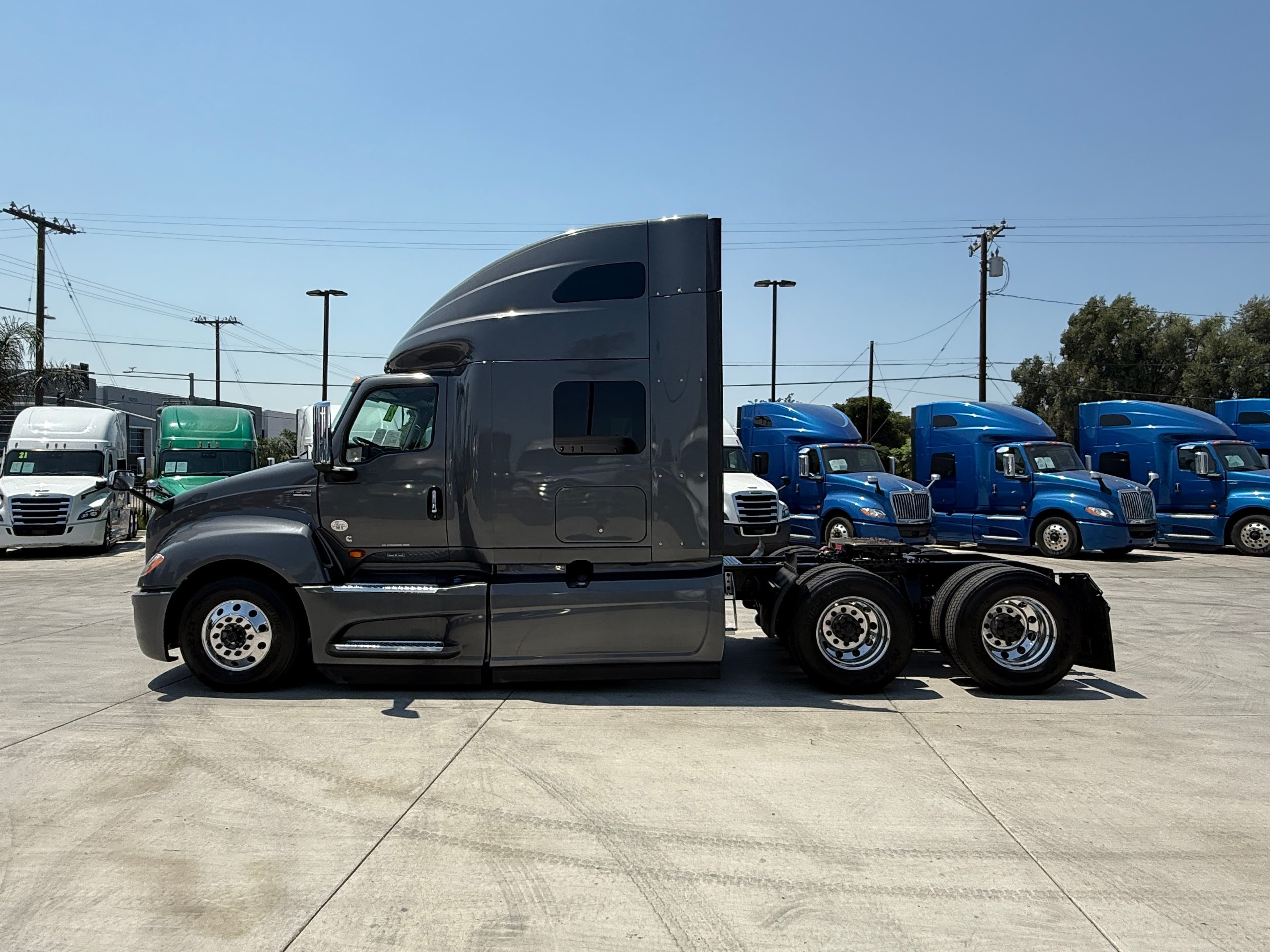 2021 International LT image 8