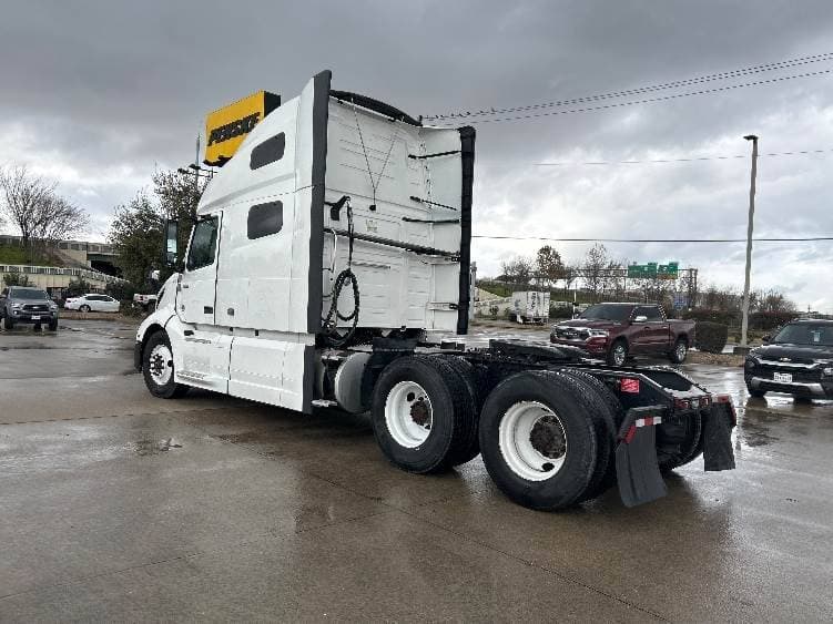 2023 Volvo VNL64760 image 3