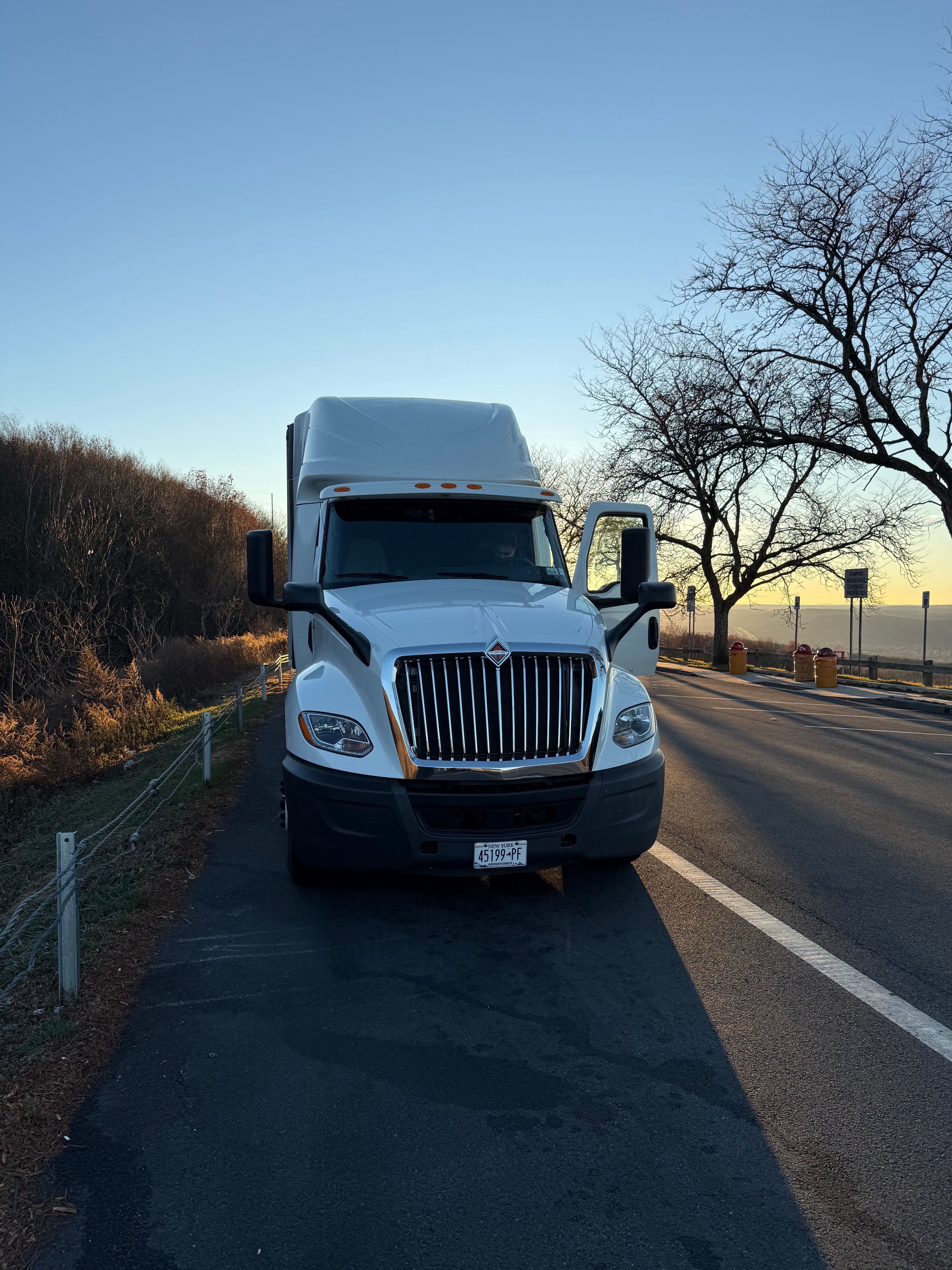 2019 International LT625 image 20