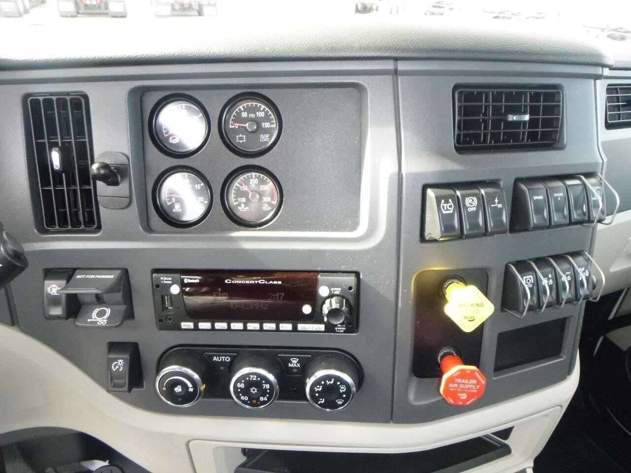 2023 Peterbilt 567 image 18