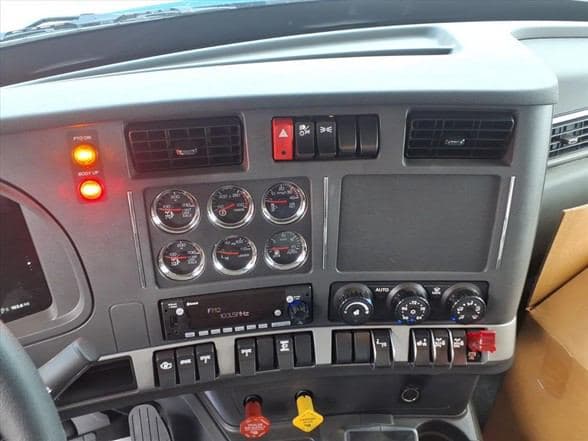 2026 Kenworth T880 image 16
