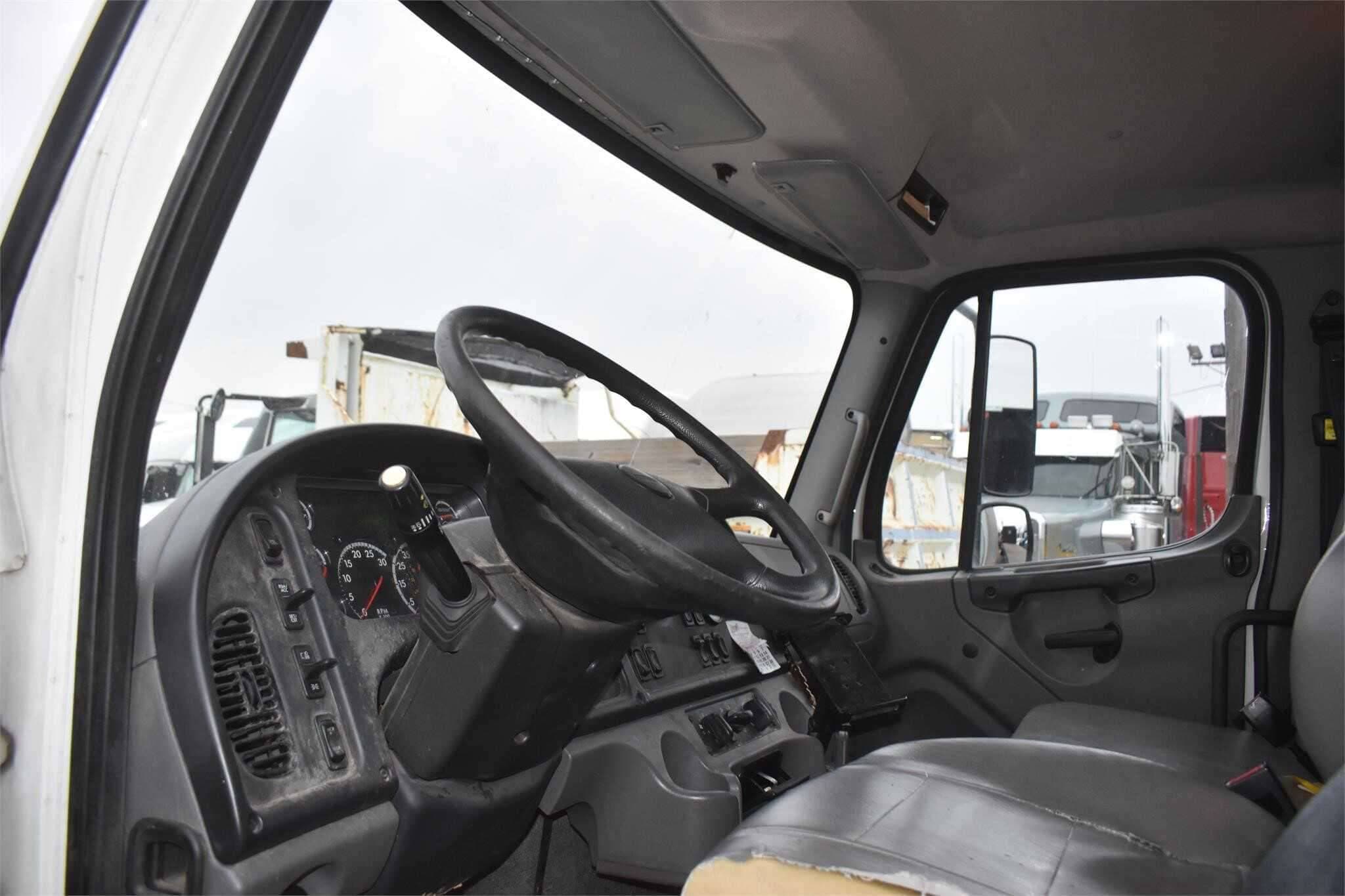 2019 Freightliner M2 image 5