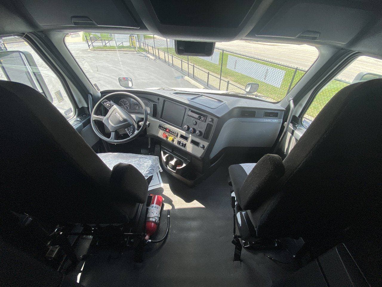 2020 FREIGHTLINER Cascadia CA126 Tandem Axle Sleeper image 13