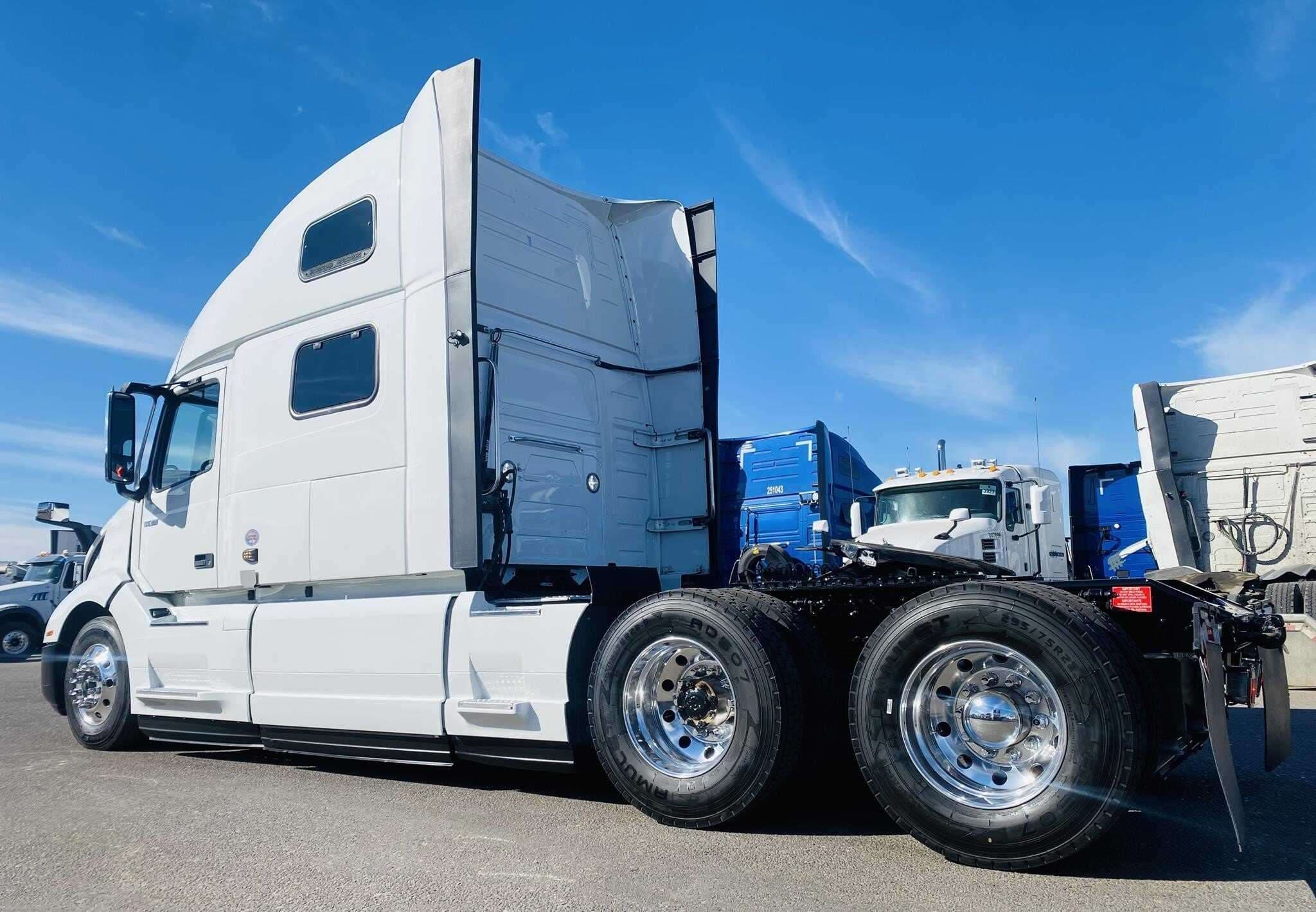 2023 Volvo VNL image 2