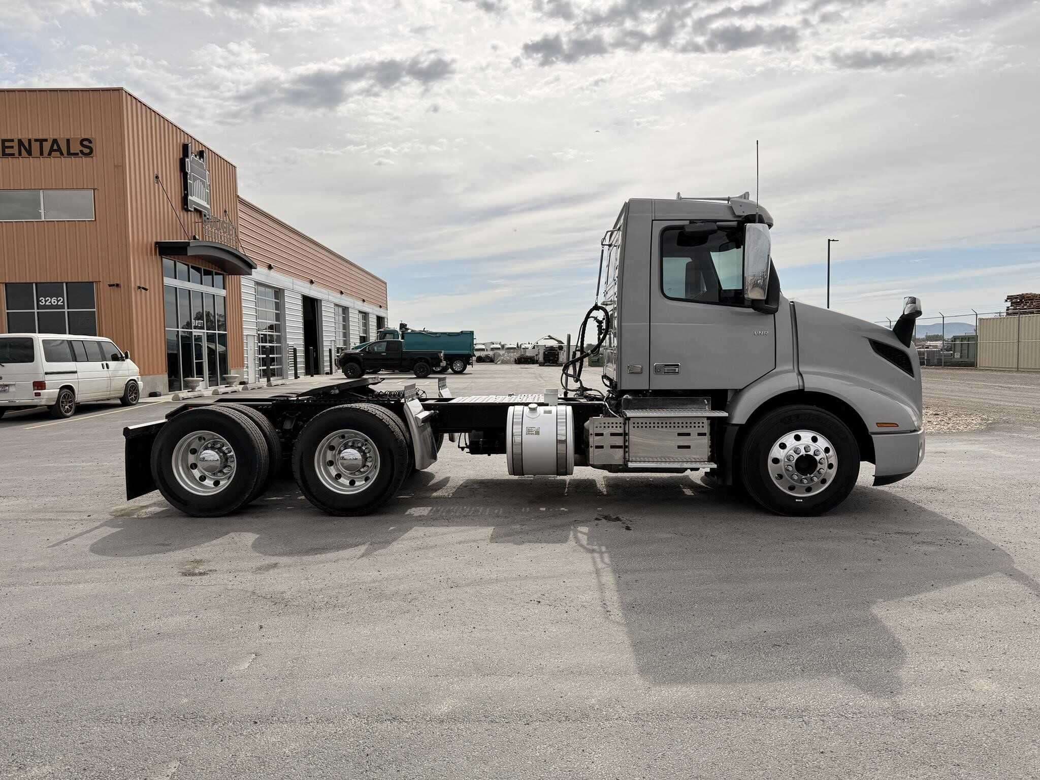 2020 Volvo VNR image 7