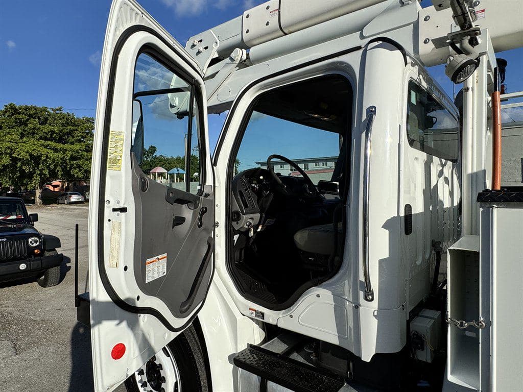 2015 Freightliner M2 106 image 55