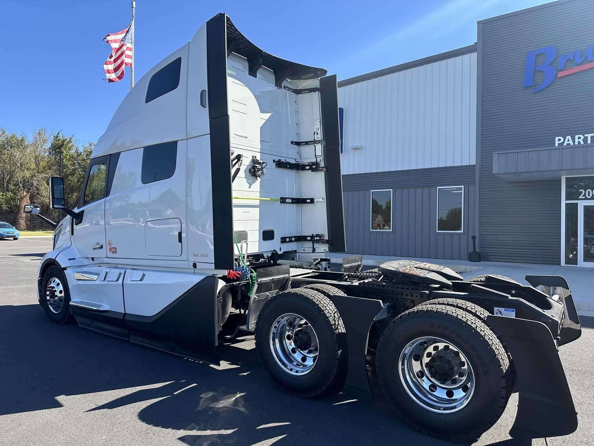 2025 Volvo NEW VNL image 8
