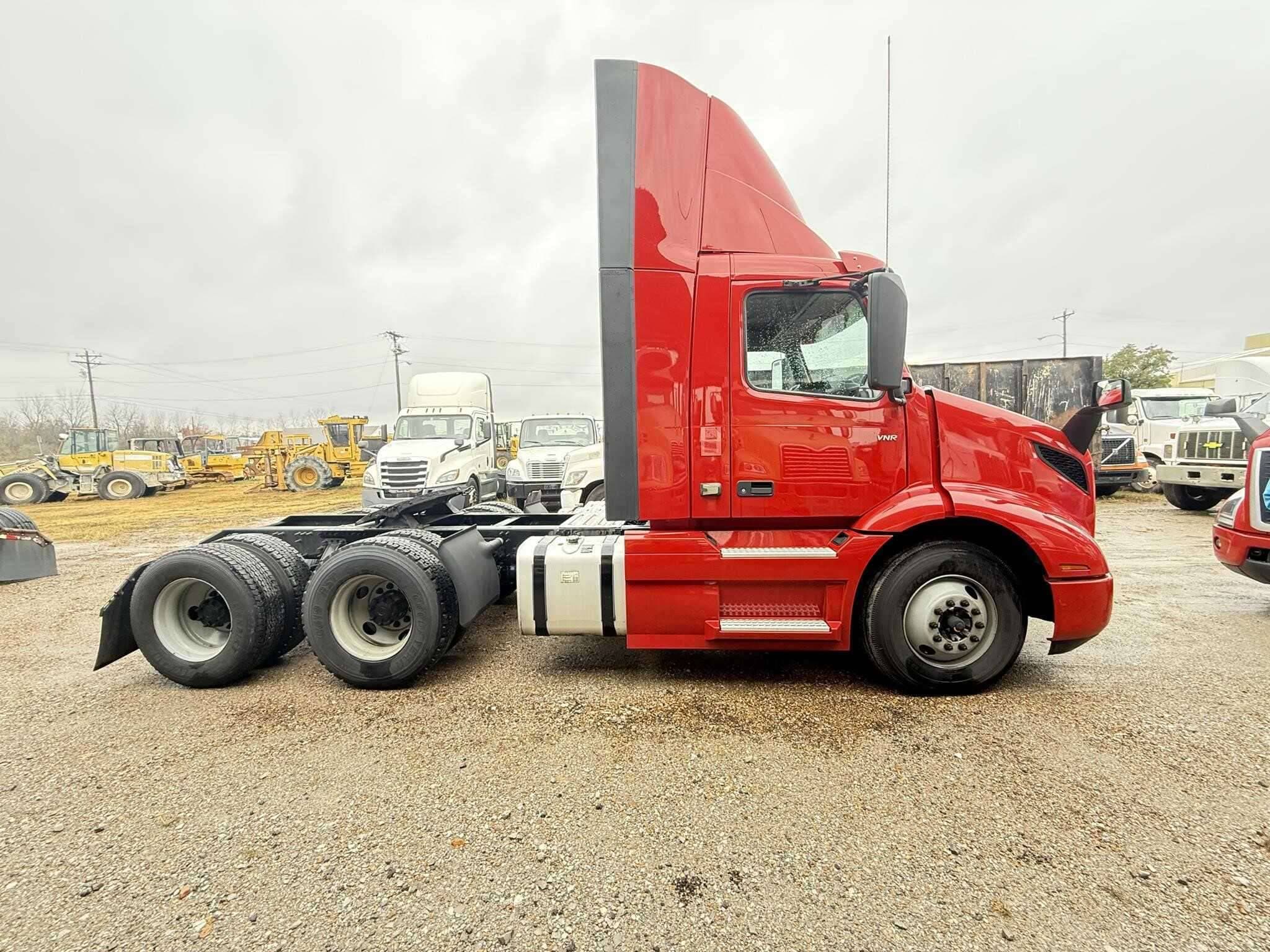 2021 Volvo VNR image 4