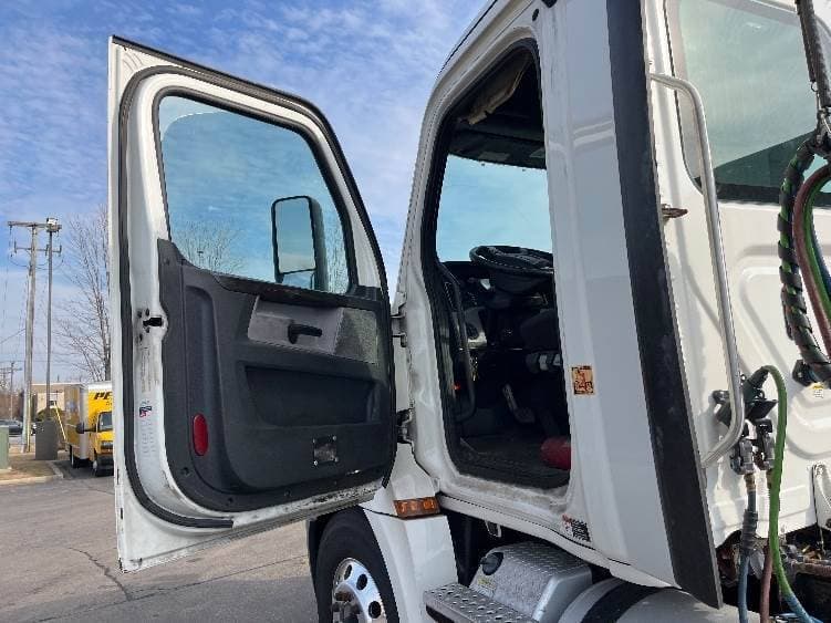 2019 Freightliner Cascadia image 9