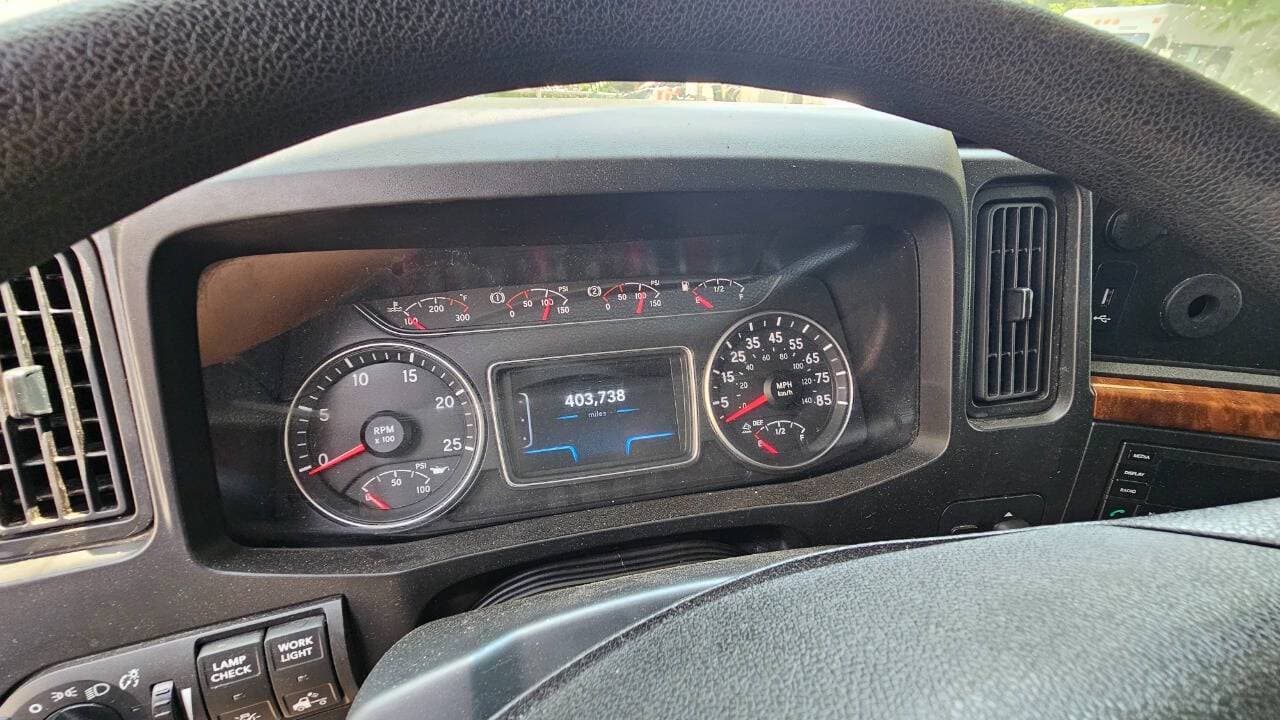 2022 International LT625 image 9