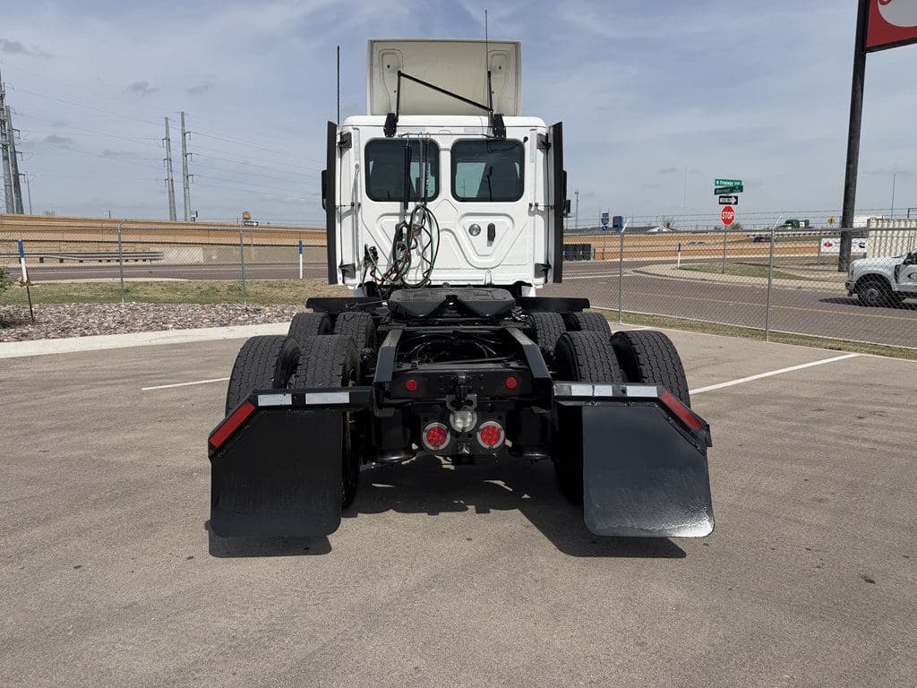 Used 2022 FREIGHTLINER PT126064S T image 5