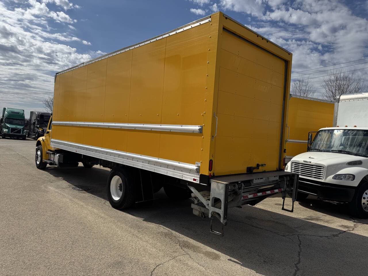2019 Freightliner M2 106 image 4