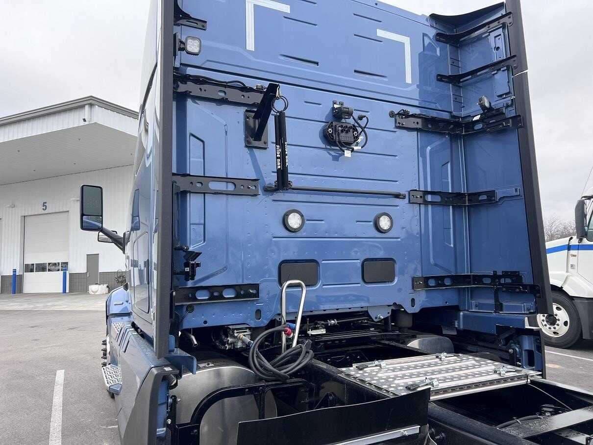 2025 Volvo VNL64 image 3