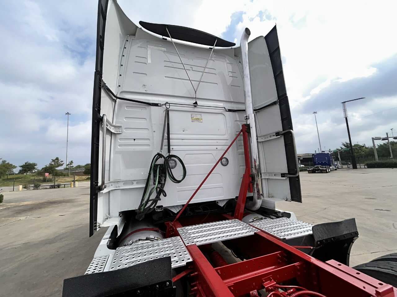 2020 Volvo VNL670 image 9