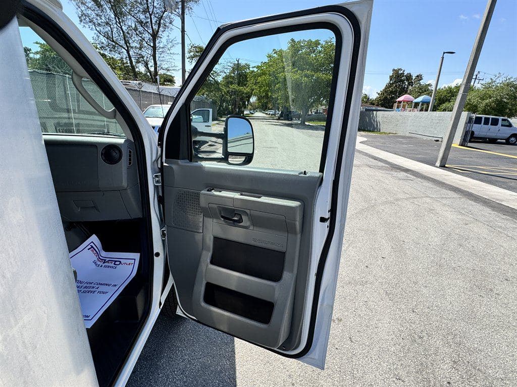 2022 Ford Commercial Vans image 33