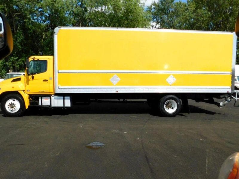 2018 Hino 338 image 2