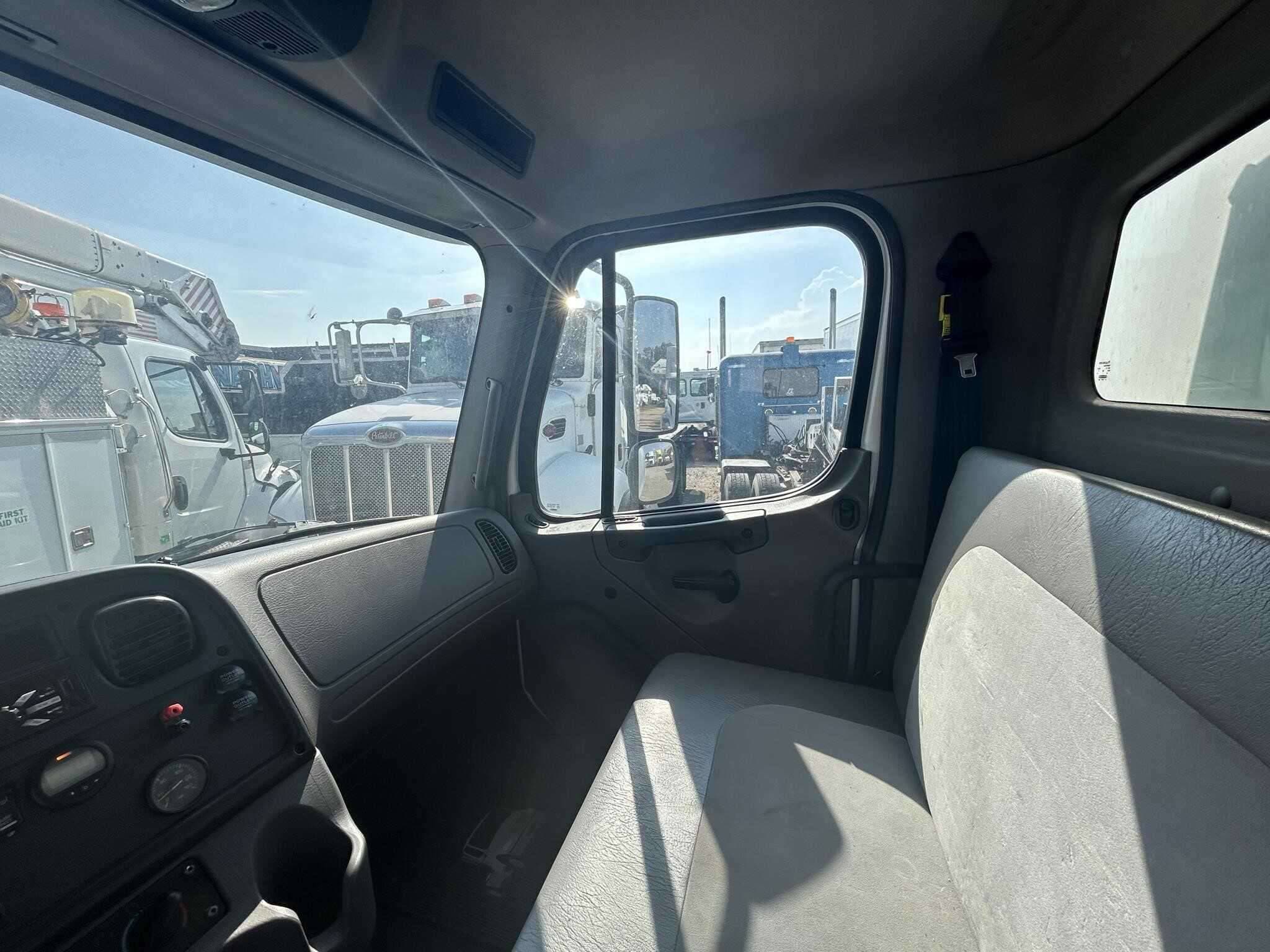 2020 Freightliner M2 image 4
