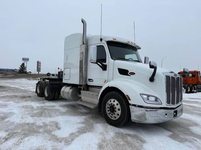 2017 Peterbilt 579 image 2