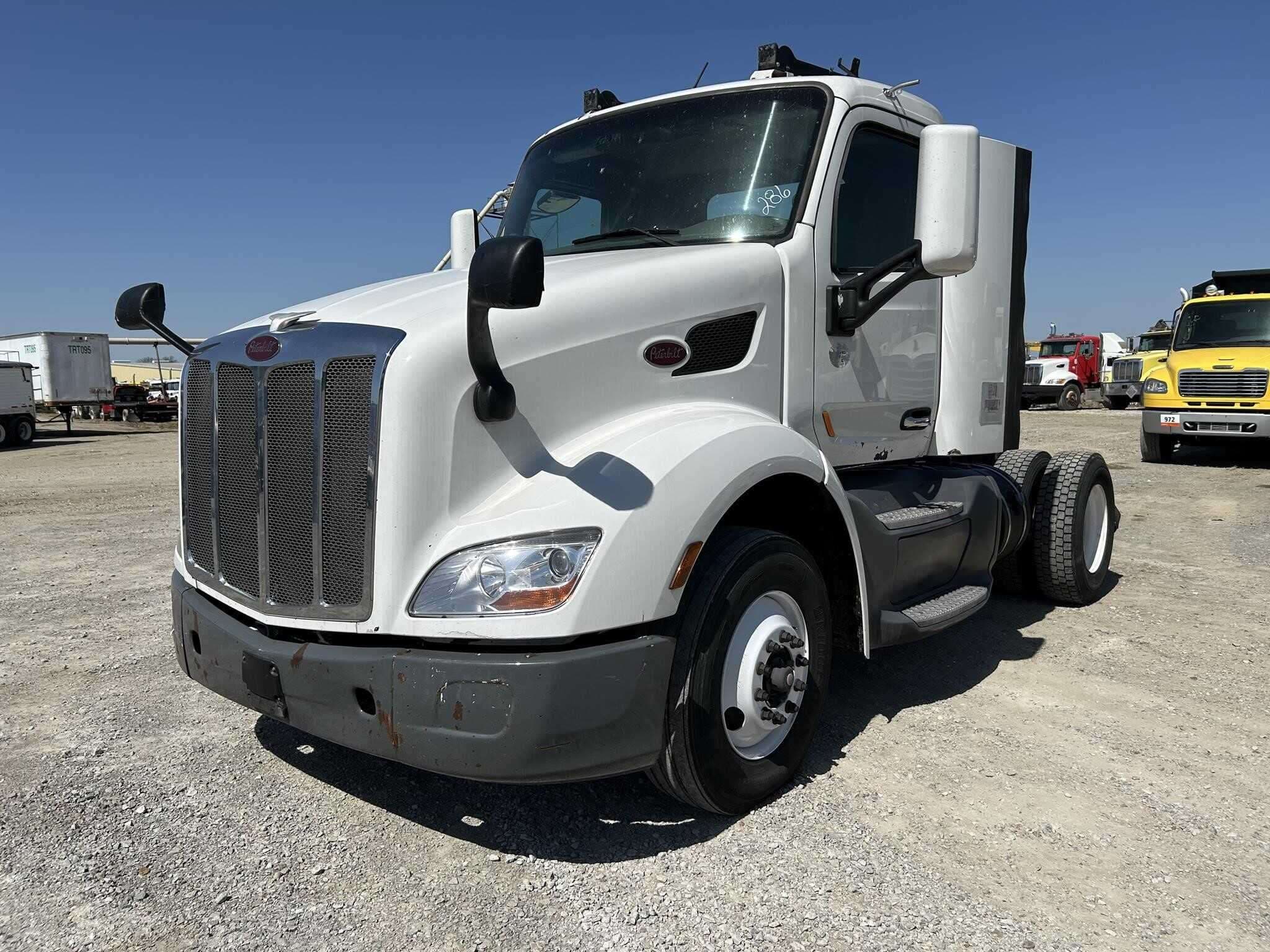 2016 Peterbilt 579 image 1