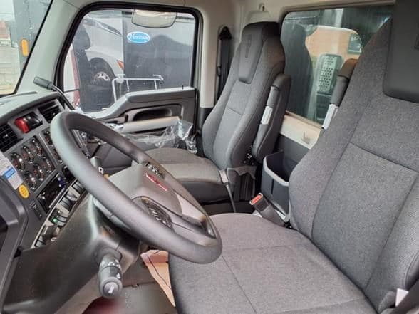 2025 Kenworth T880 image 18