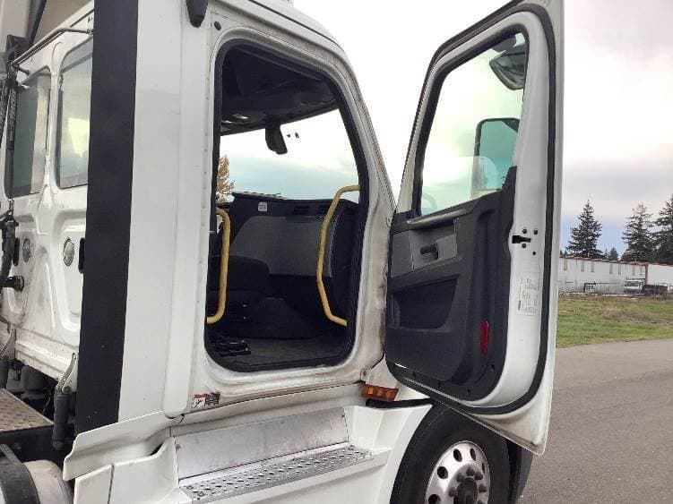 2019 Freightliner Cascadia image 12