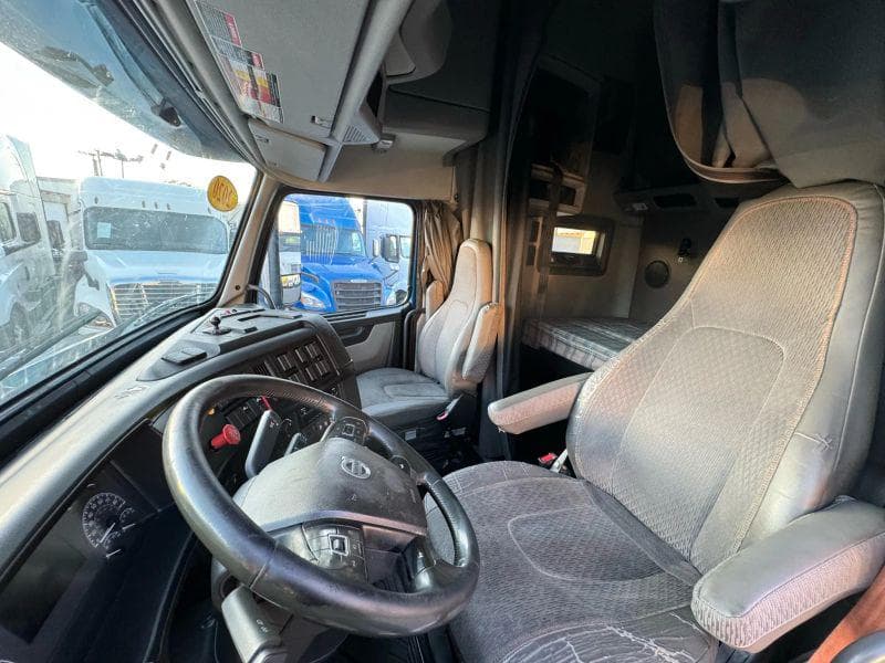 2020 Volvo VNL image 14