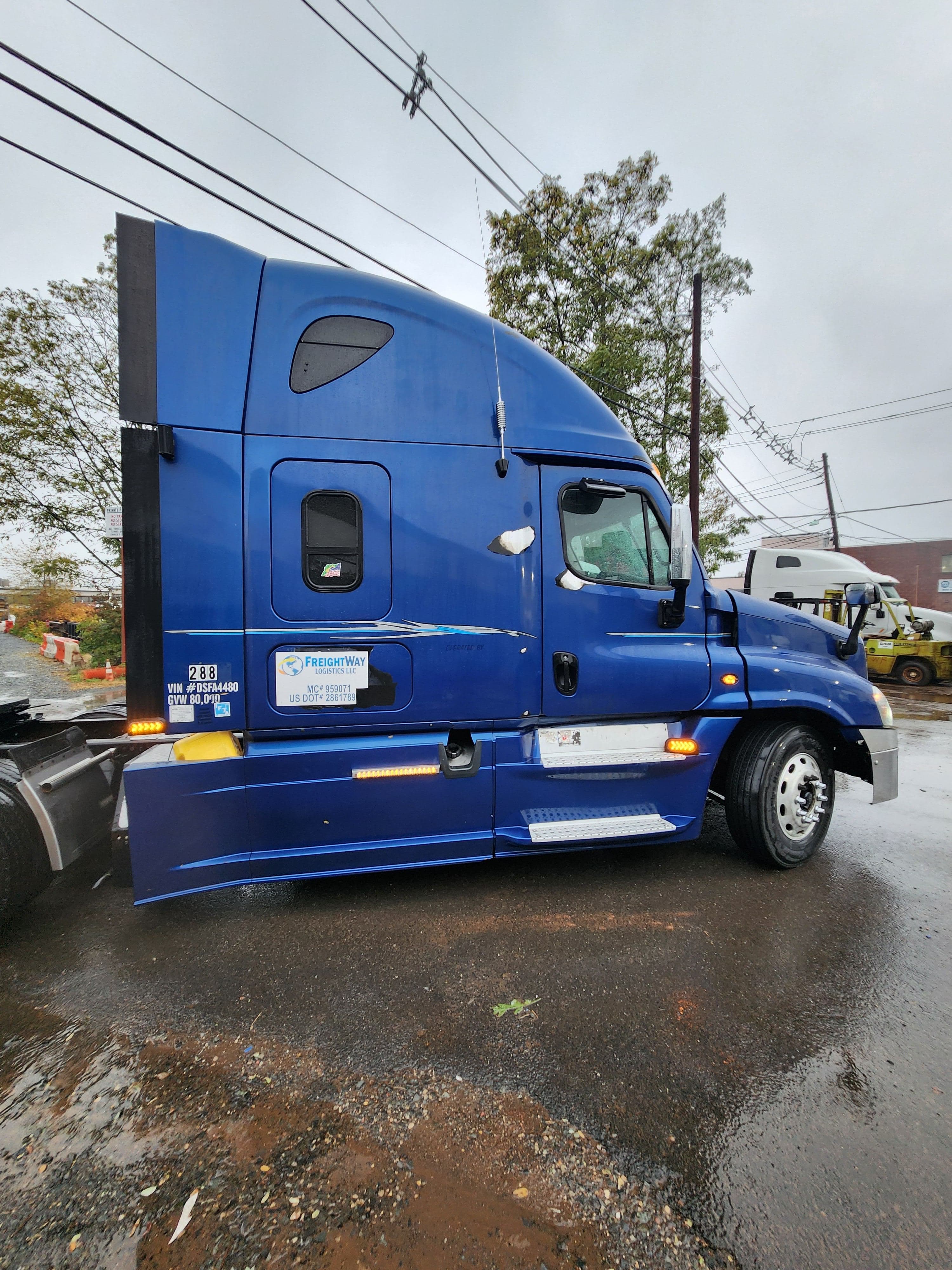 2013 Freightliner Cascadia image 2