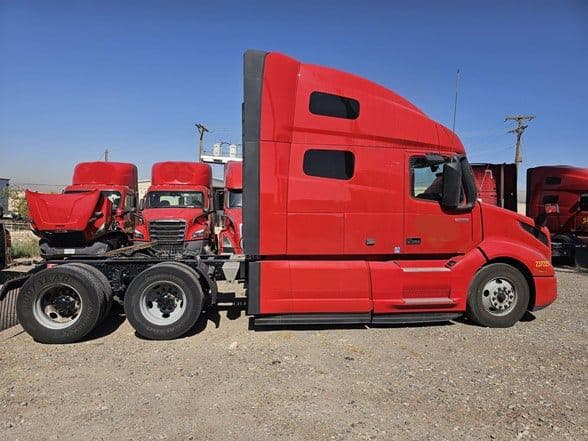 2023 Volvo VNL64T760 image 4