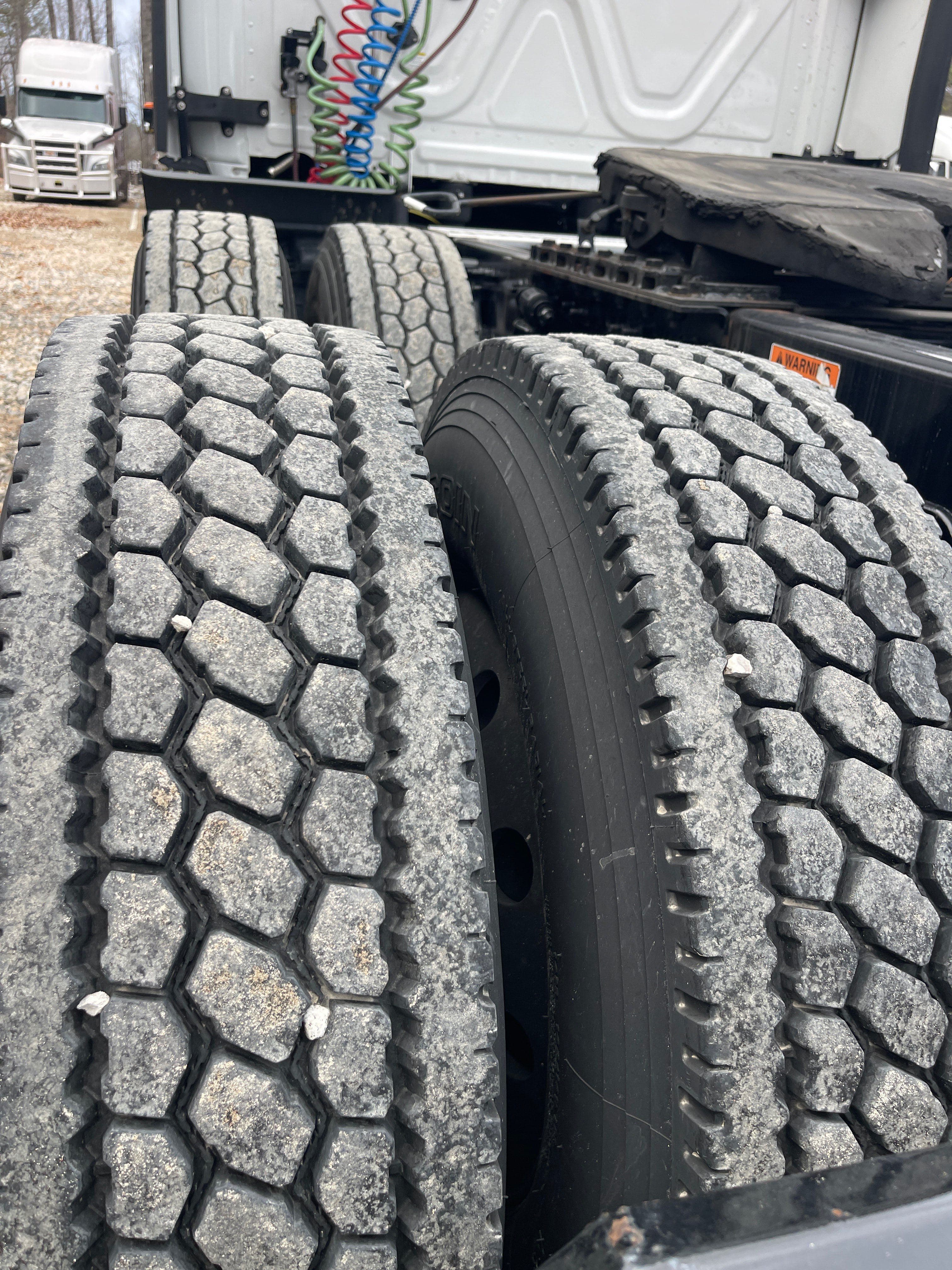 2022 Freightliner Cascadia image 9