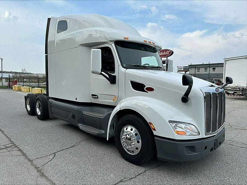 2021 Peterbilt 579 image 2