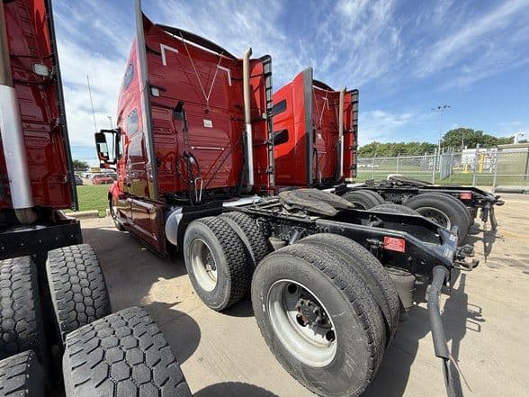2023 Volvo VNL64T760 image 6