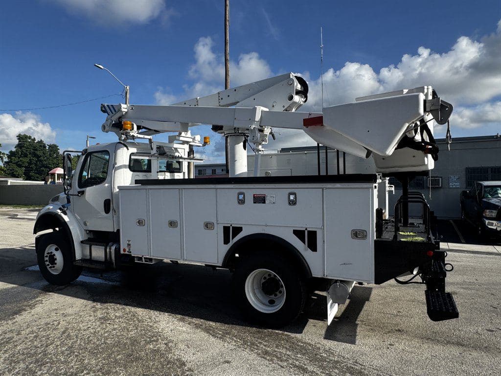 2017 Freightliner M2-106 image 9