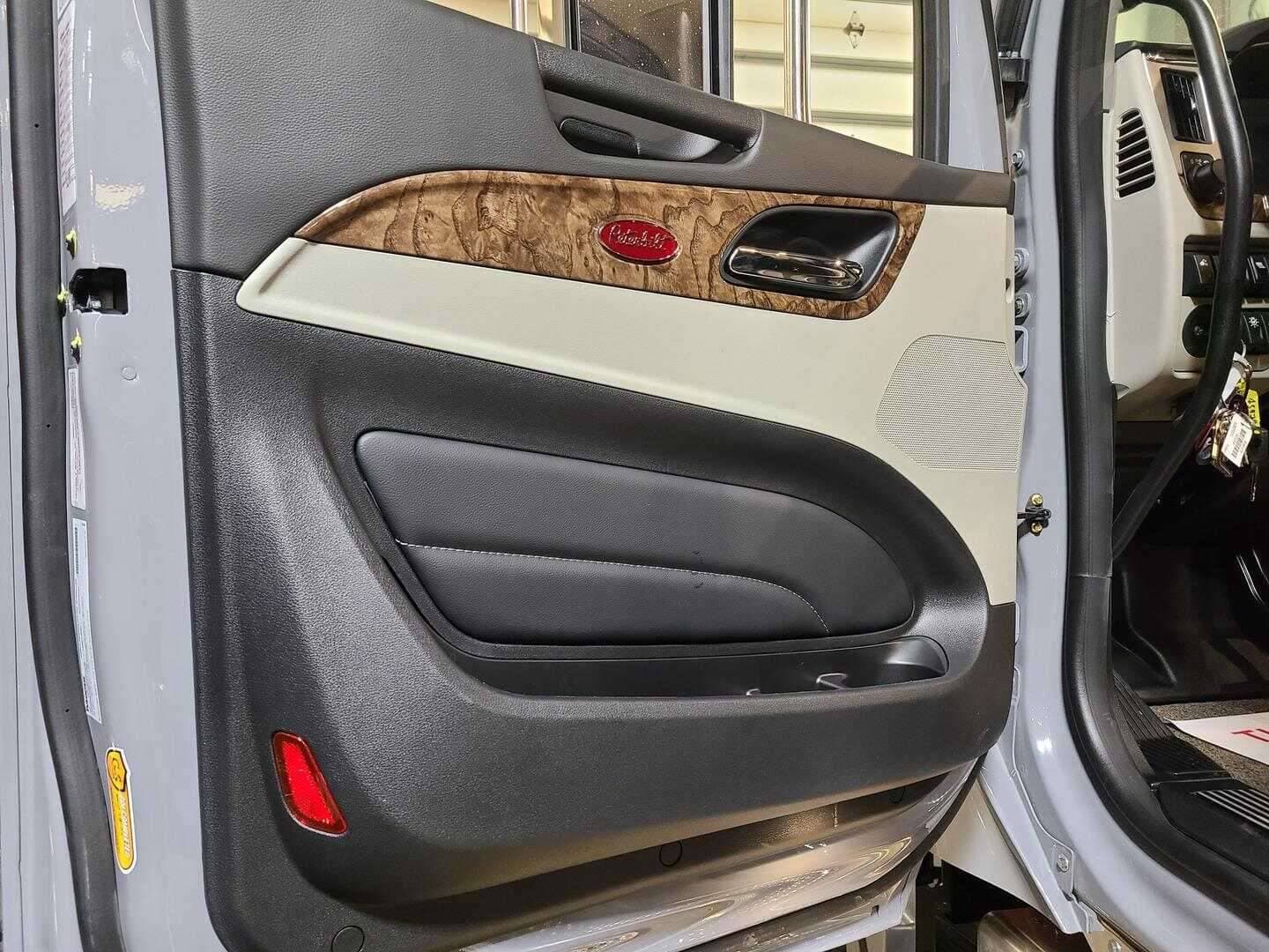 2025 Peterbilt 589 image 10