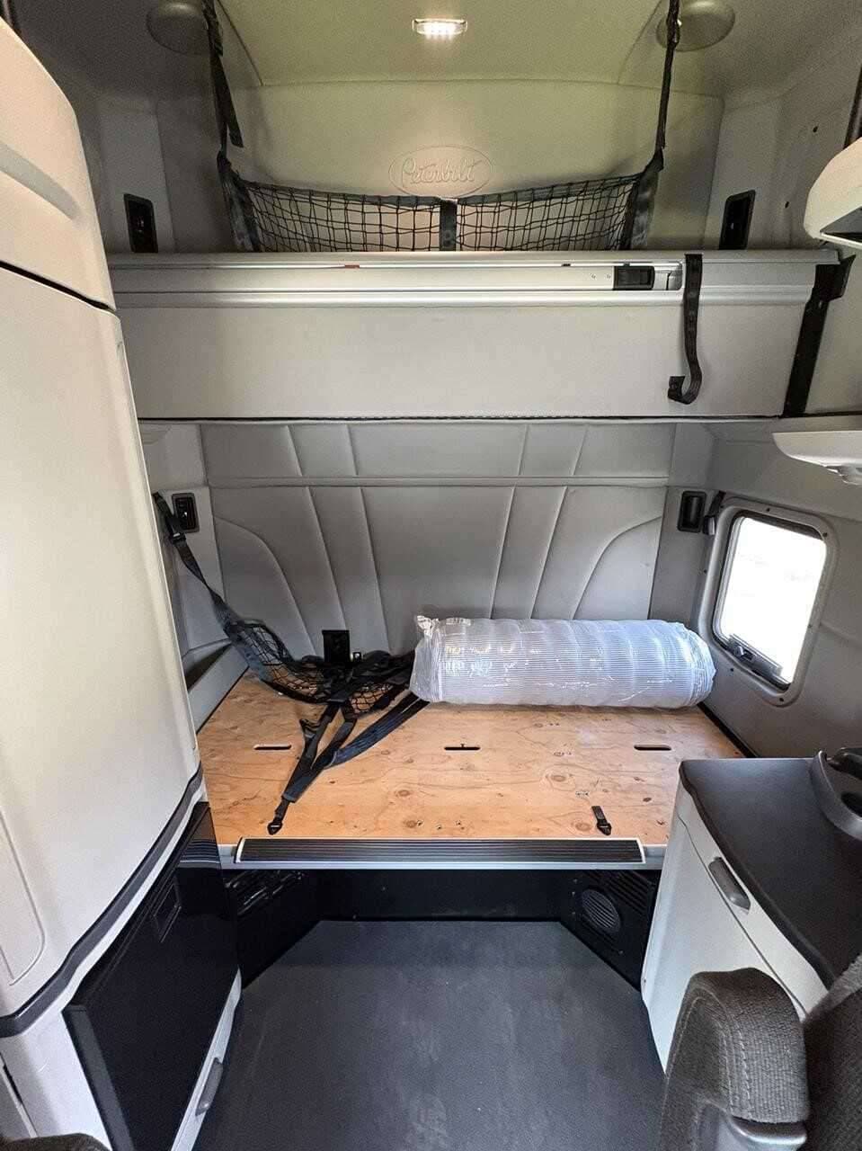 2023 Peterbilt 579 image 9