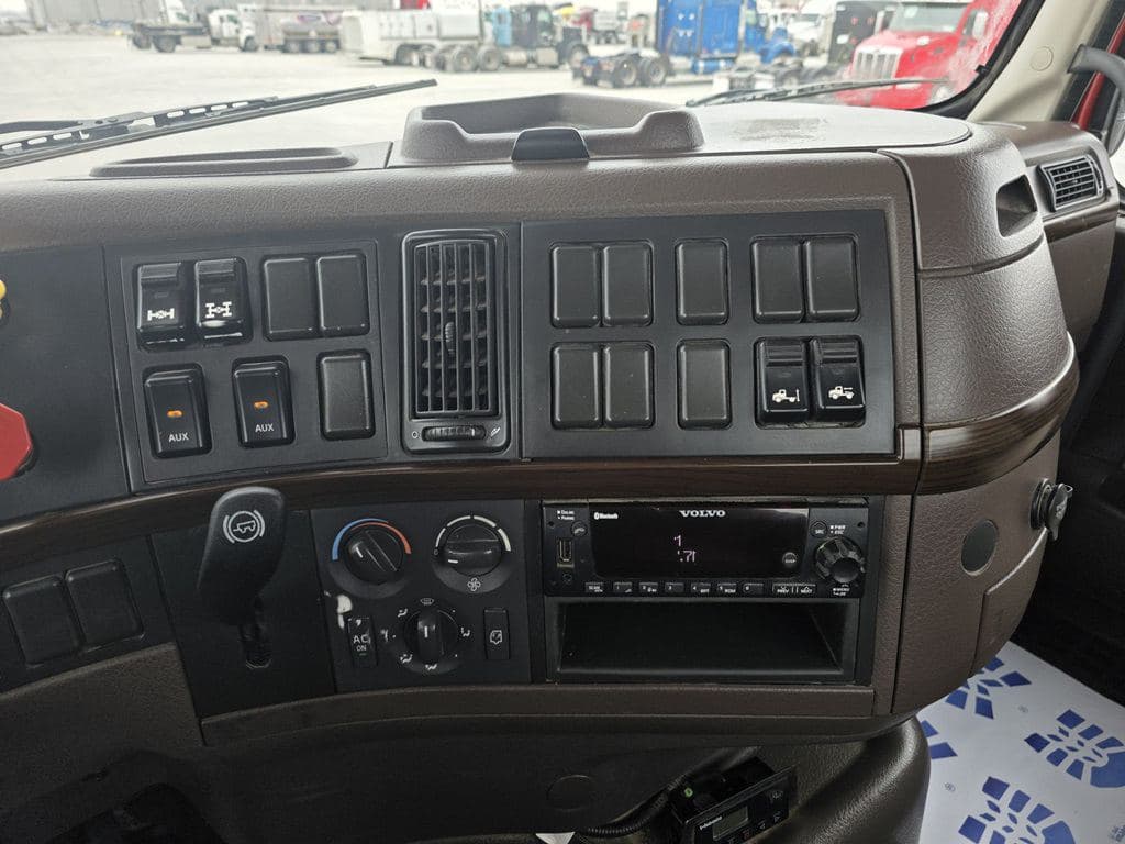 Used 2016 VOLVO VHD84BT image 20