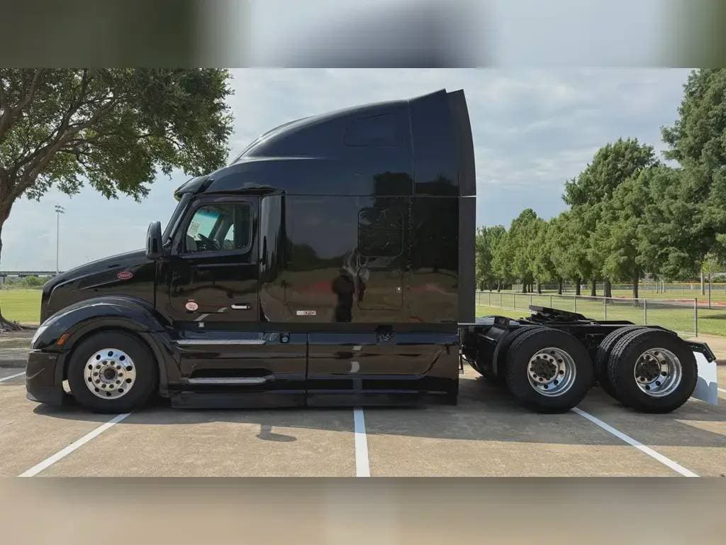 2022 Peterbilt 579 image 2
