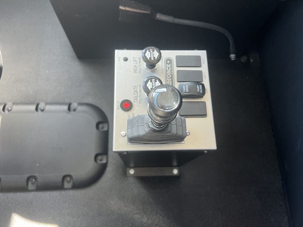 New 2026 KENWORTH T880S image 18