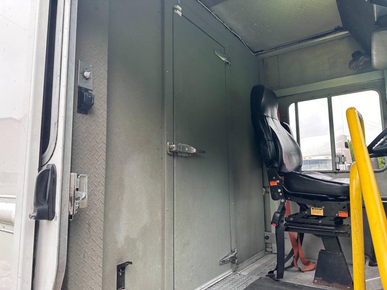 2017 Freightliner MT45 image 10