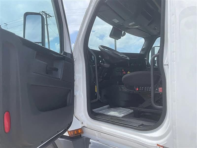 2023 Freightliner Cascadia 126 image 4