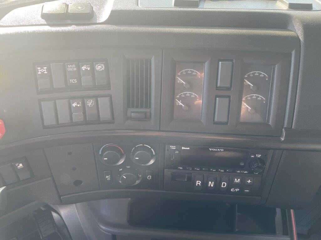 2020 Volvo VNL image 18