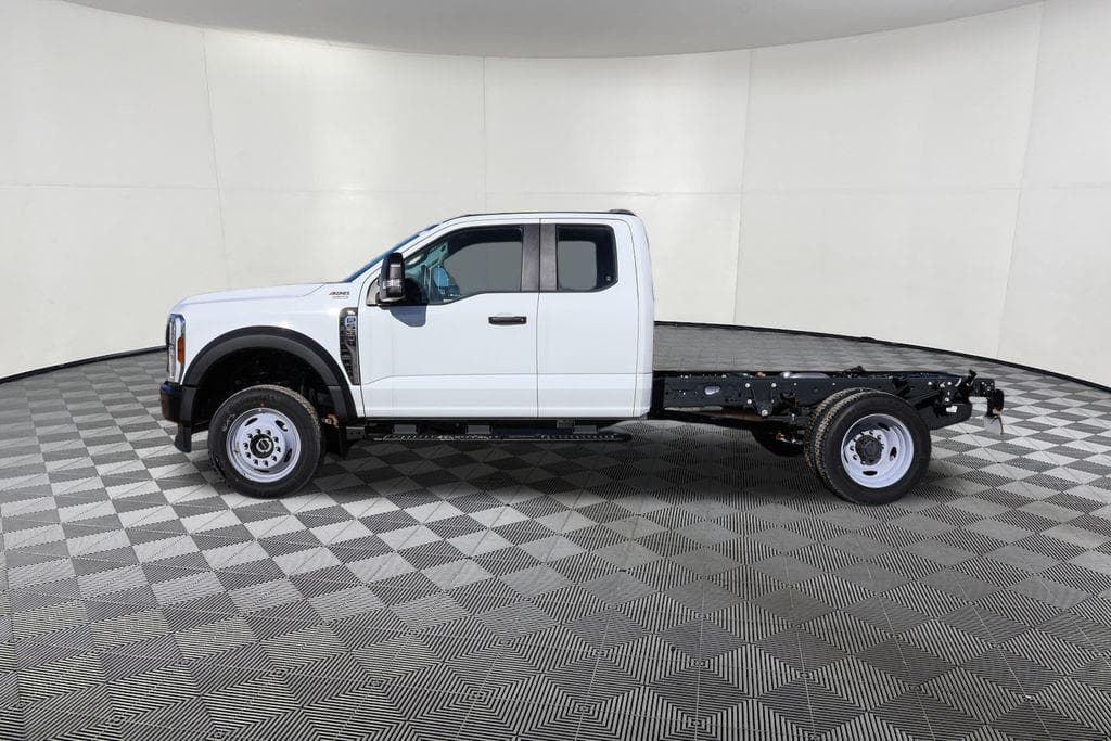 2024 Ford F-550SD XL Cab Chassis image 8