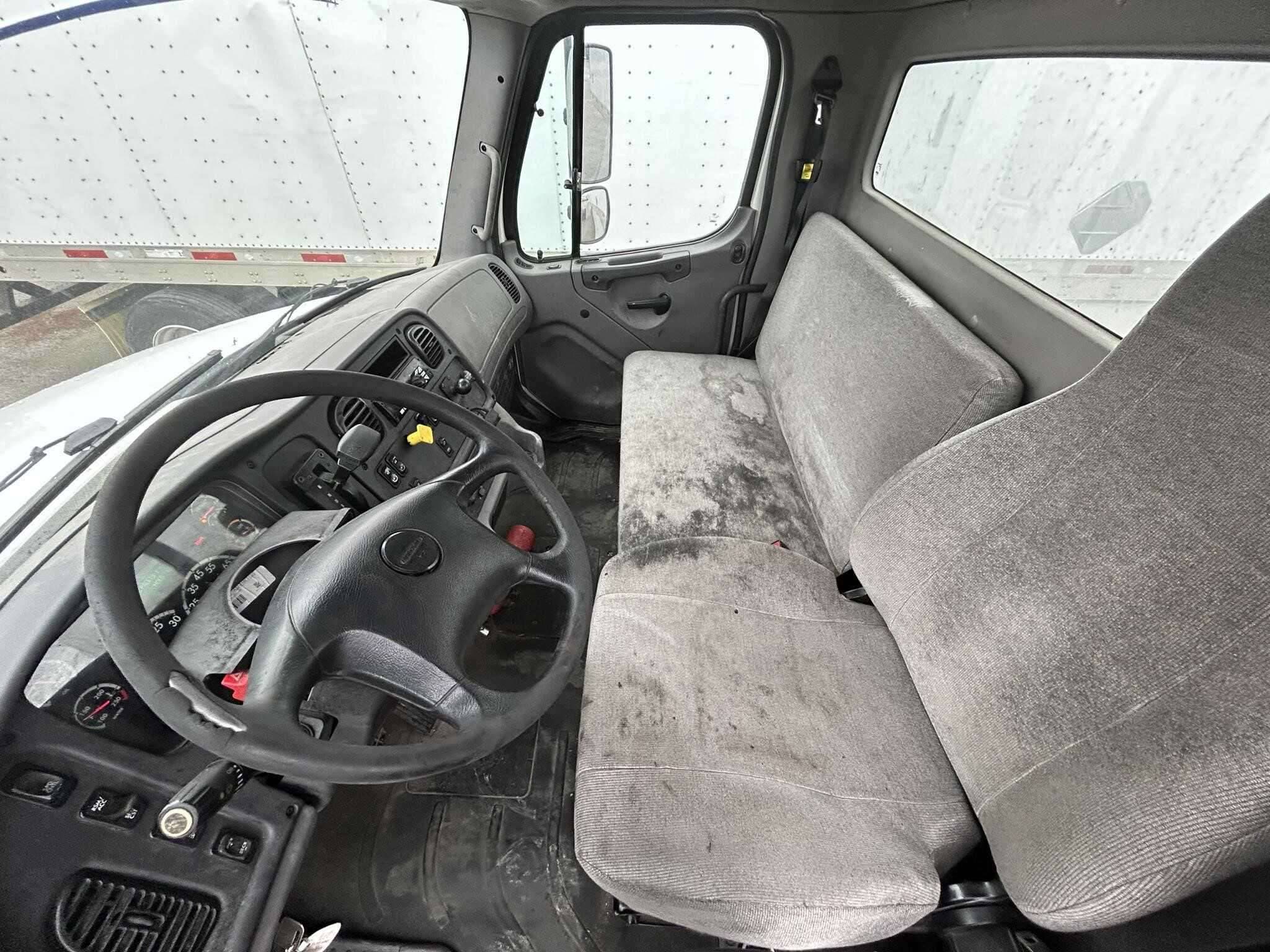 2018 Freightliner M2 image 2