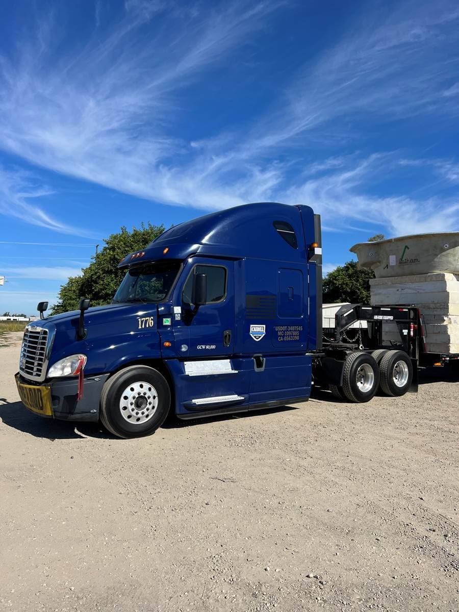 2015 Freightliner Cascadia 125 Sleeper Semi Truck image 1
