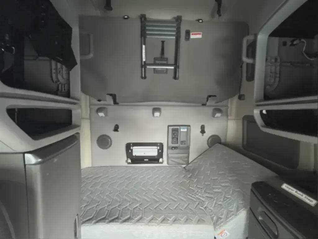 2022 Volvo VNL image 8